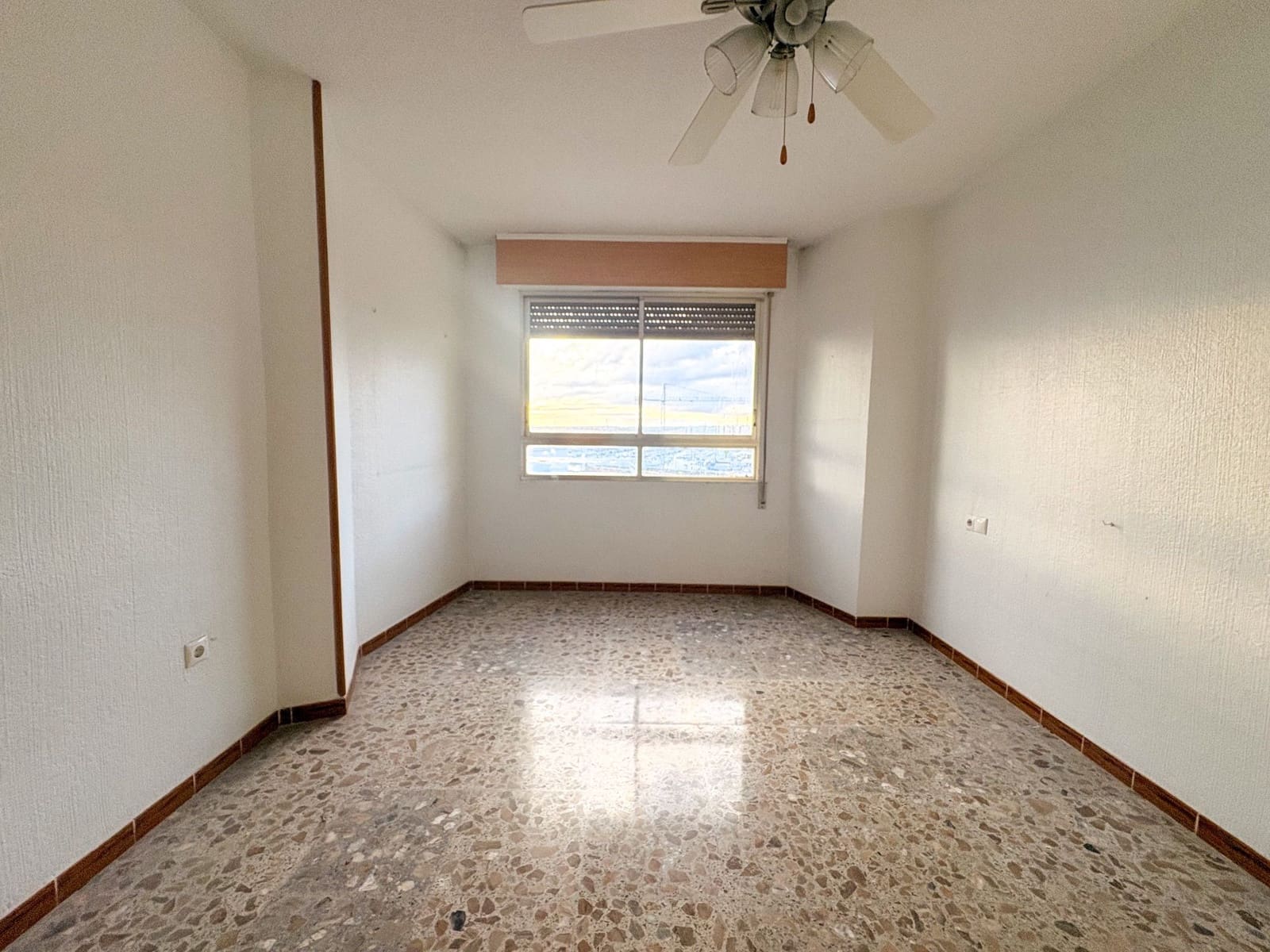 3 bedroom Flat for rent in Torrevieja - € 1,350 (Ref: 9480922)