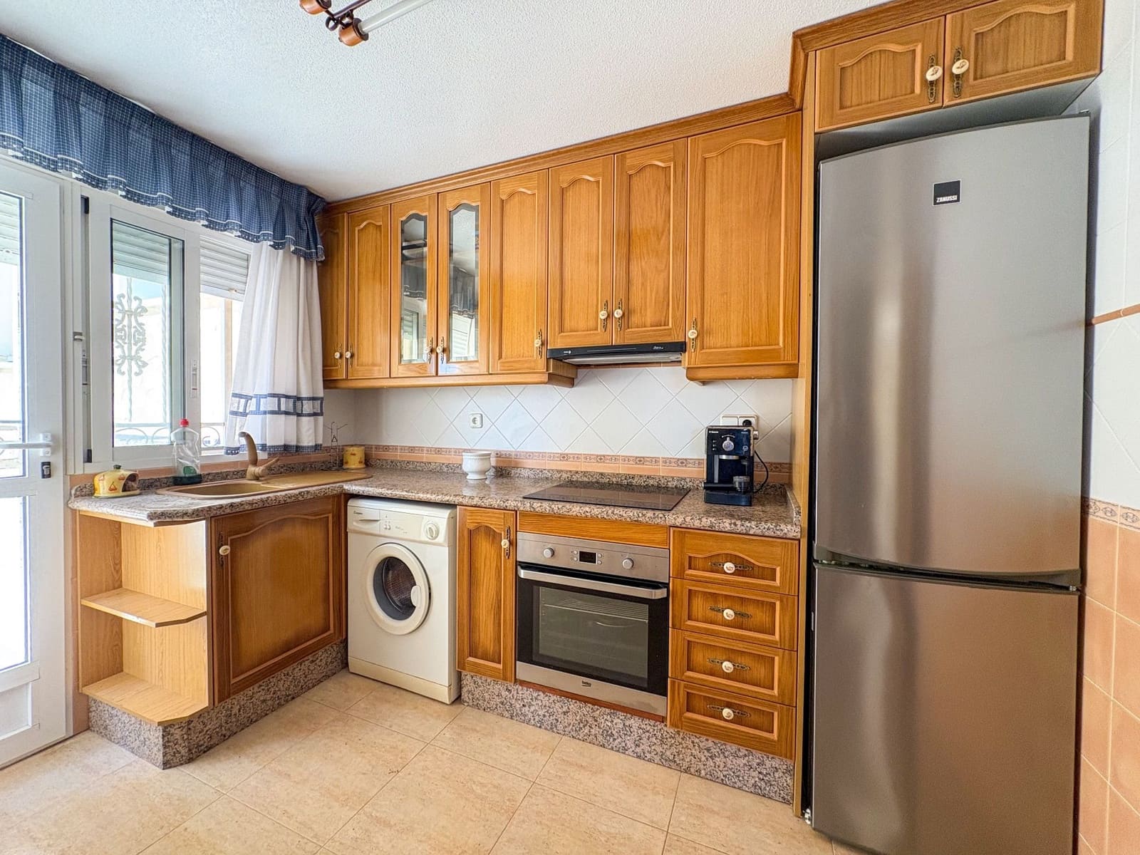 4 bedroom Semi-detached Villa for rent in Torrevieja with pool - € 1,300 (Ref: 9512005)