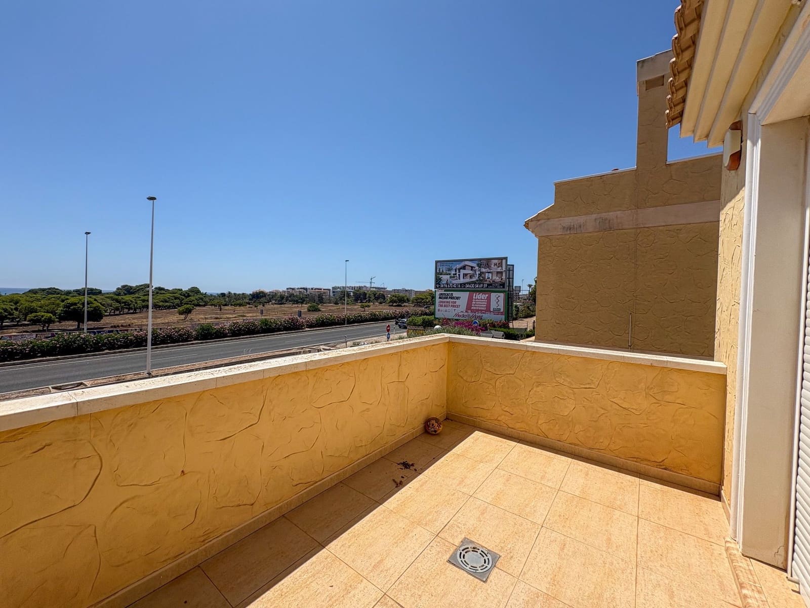 4 bedroom Semi-detached Villa for rent in Torrevieja with pool - € 1,300 (Ref: 9512005)