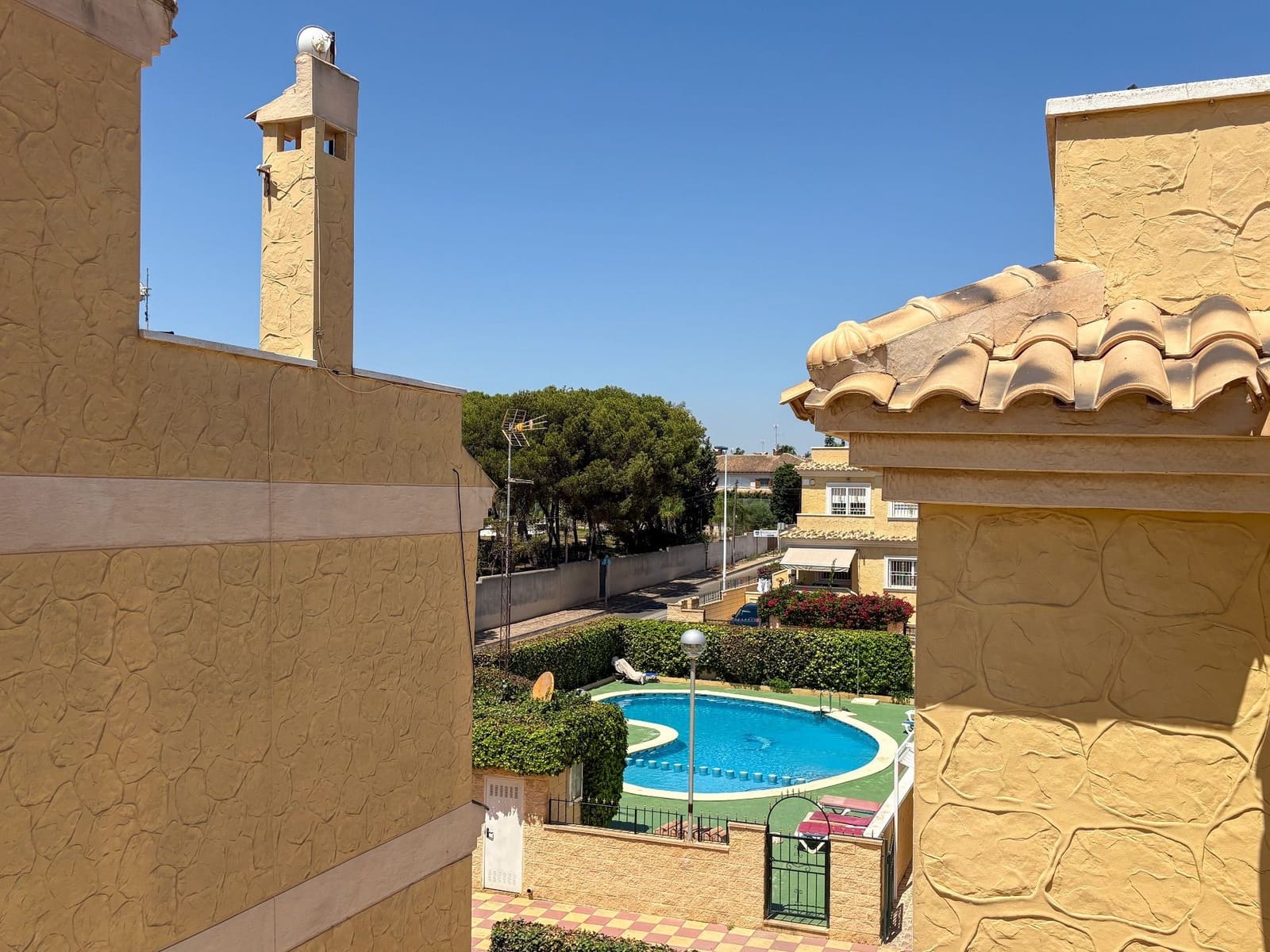 4 bedroom Semi-detached Villa for rent in Torrevieja with pool - € 1,300 (Ref: 9512005)