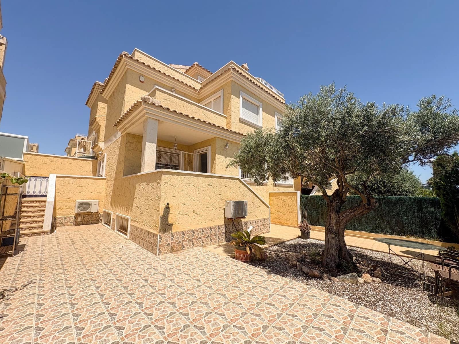 4 bedroom Semi-detached Villa for rent in Torrevieja with pool - € 1,300 (Ref: 9512005)