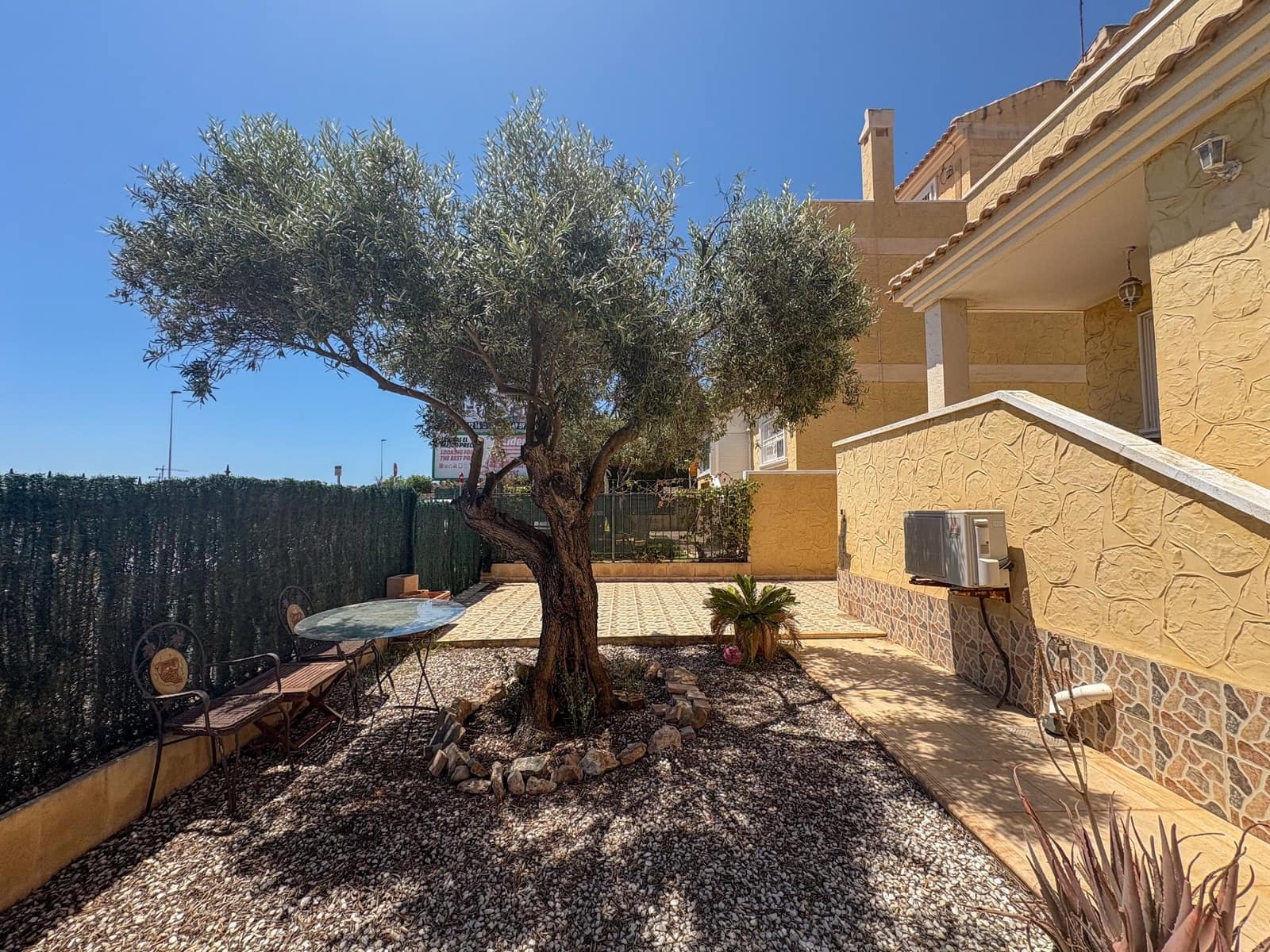 4 bedroom Semi-detached Villa for rent in Torrevieja with pool - € 1,300 (Ref: 9512005)