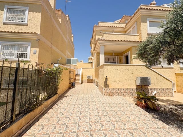 4 bedroom Semi-detached Villa for rent in Torrevieja with pool - € 1,300 (Ref: 9512005)