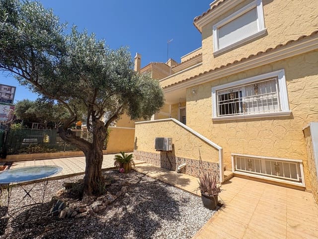 4 bedroom Semi-detached Villa for rent in Torrevieja with pool - € 1,300 (Ref: 9512005)