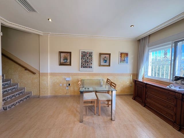 4 bedroom Semi-detached Villa for rent in Torrevieja with pool garage - € 1,400 (Ref: 9512005)