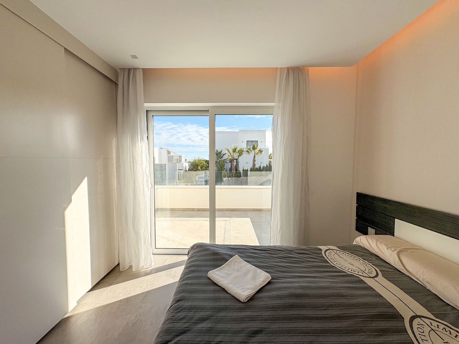 3 soverom Villa til leie i Orihuela Costa med svømmebasseng garasje - € 3 250 (Ref: 9518431)