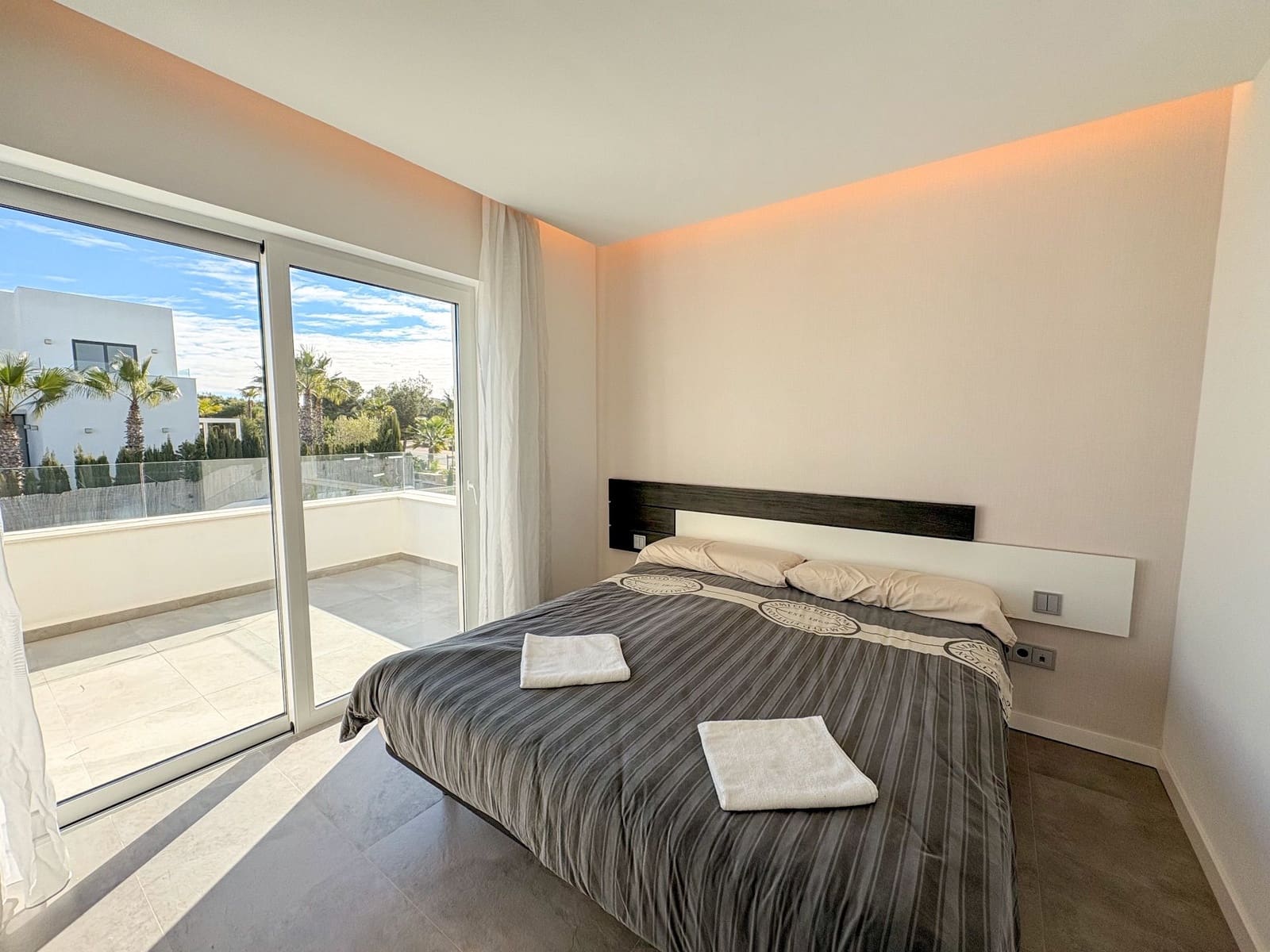 3 soverom Villa til leie i Orihuela Costa med svømmebasseng garasje - € 3 250 (Ref: 9518431)