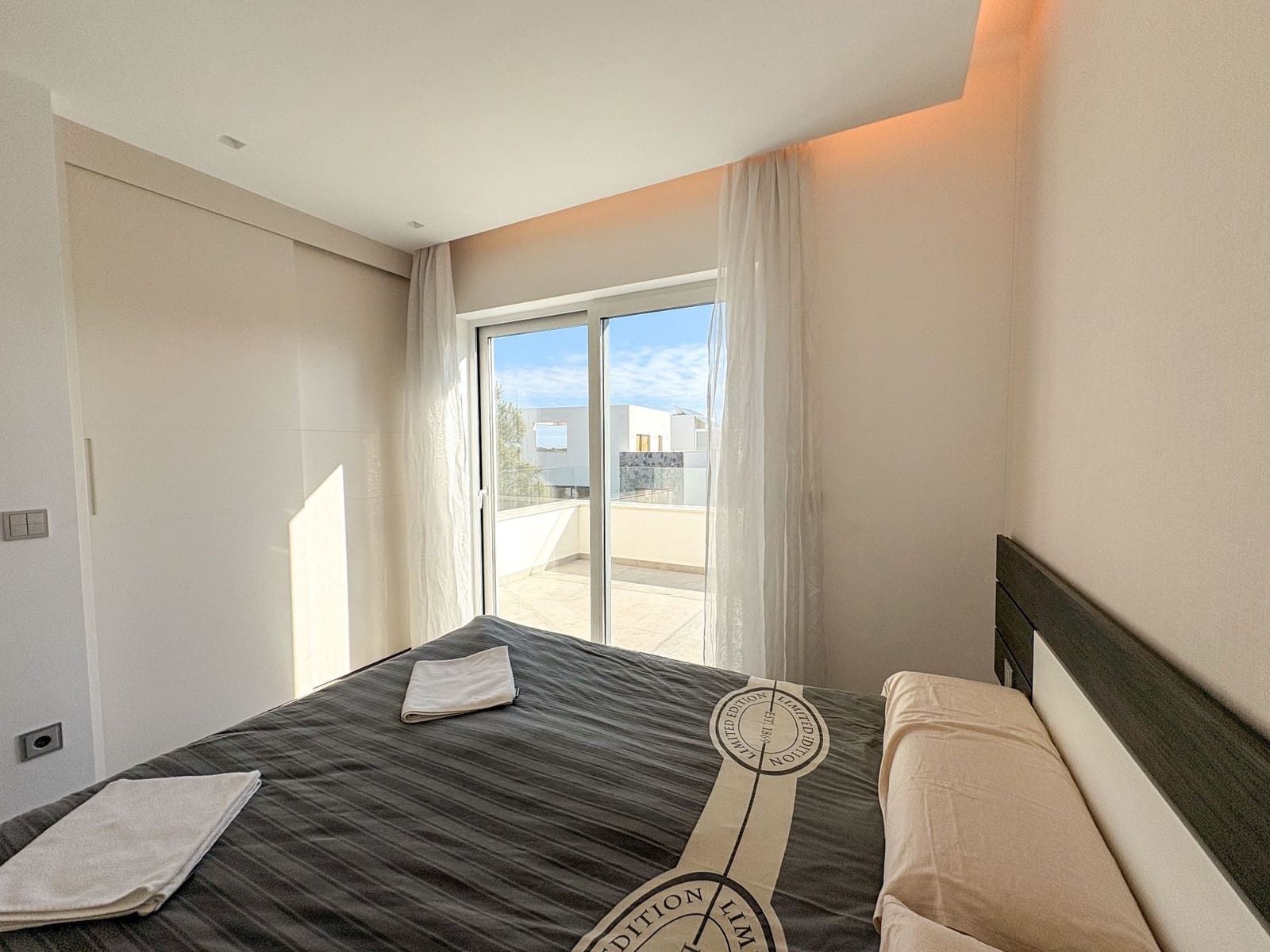 3 soverom Villa til leie i Orihuela Costa med svømmebasseng garasje - € 3 250 (Ref: 9518431)