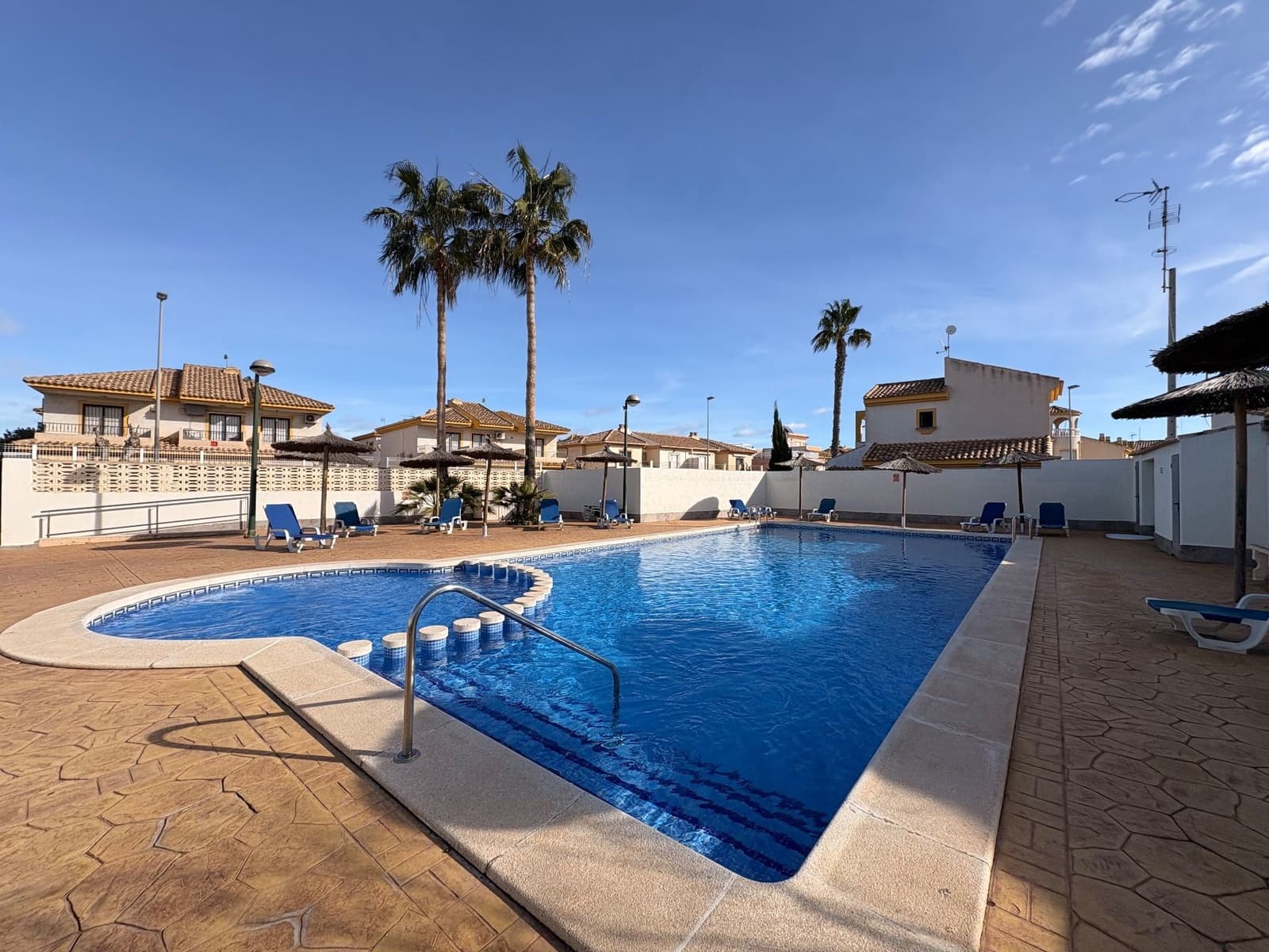 3 soverom Kjedet enebolig til leie i Pilar de la Horadada med svømmebasseng - € 700 (Ref: 9523924)