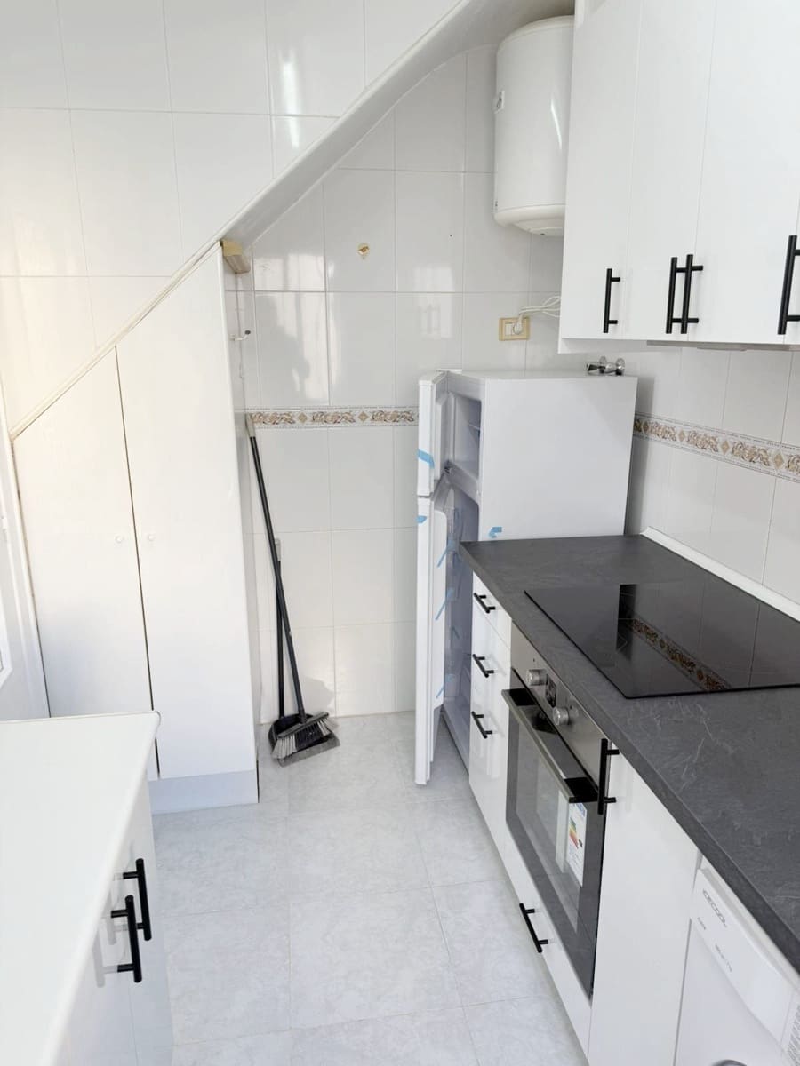 2 soverom Kjedet enebolig til leie i Torrevieja med svømmebasseng - € 900 (Ref: 9533160)