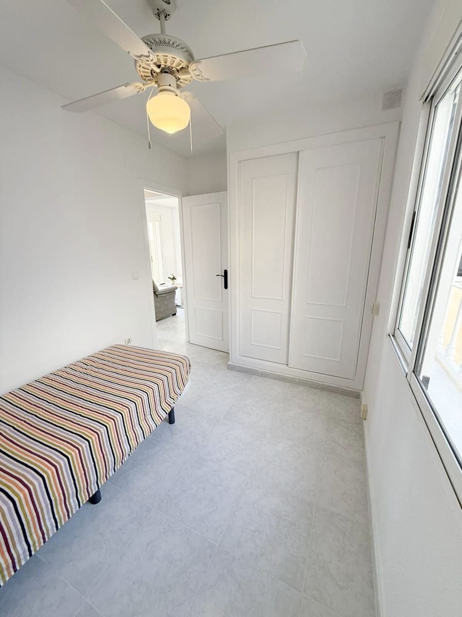 2 soverom Kjedet enebolig til leie i Torrevieja med svømmebasseng - € 900 (Ref: 9533160)