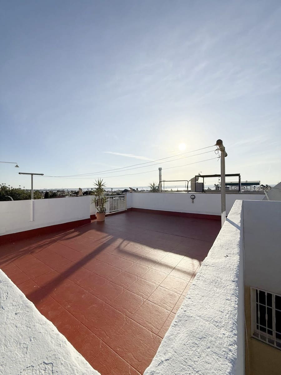 2 soverom Kjedet enebolig til leie i Torrevieja med svømmebasseng - € 900 (Ref: 9533160)