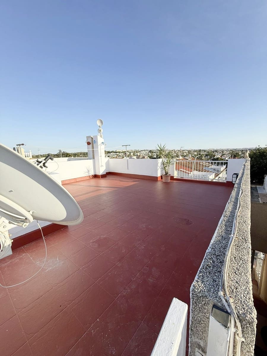 2 soverom Kjedet enebolig til leie i Torrevieja med svømmebasseng - € 900 (Ref: 9533160)