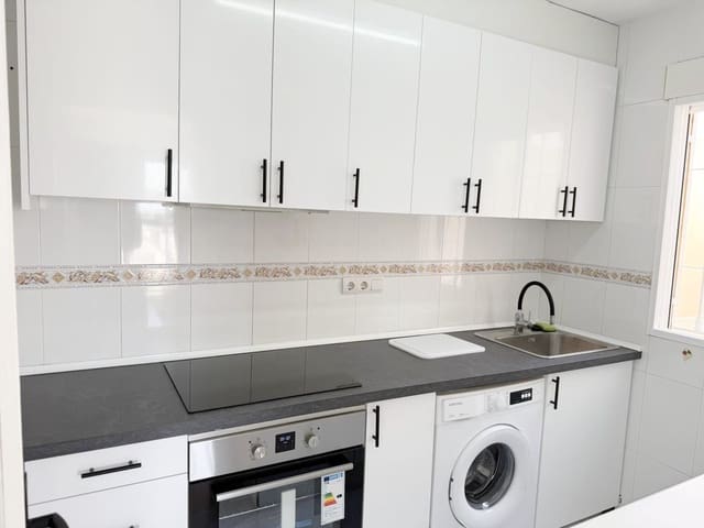 Pareado de 2 habitaciones en Torrevieja en alquiler con piscina - 900 € (Ref: 9533160)