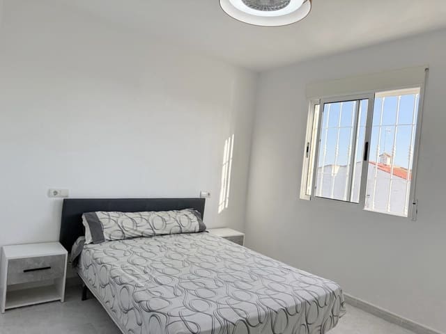 Pareado de 2 habitaciones en Torrevieja en alquiler con piscina - 900 € (Ref: 9533160)