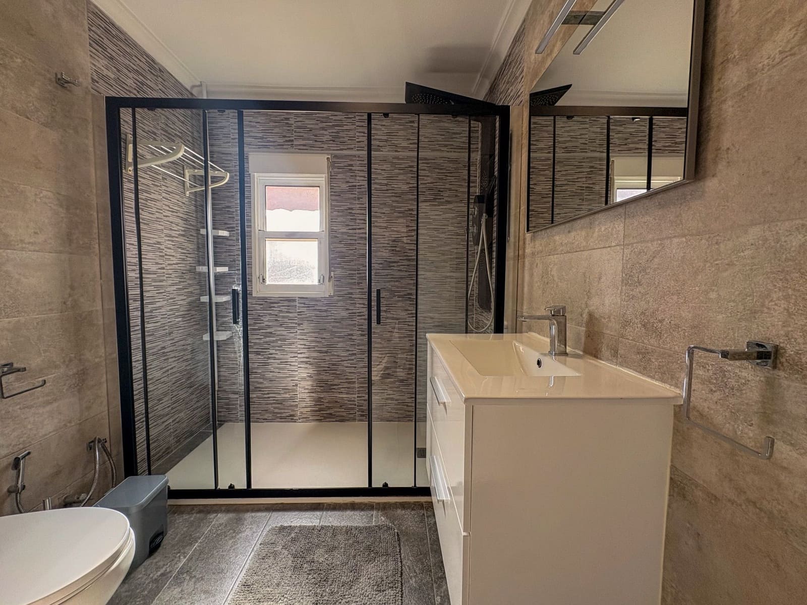 3 Zimmer Wohnung zu vermieten in Torrevieja mit Garage - 1.450 € (Ref: 9535501)