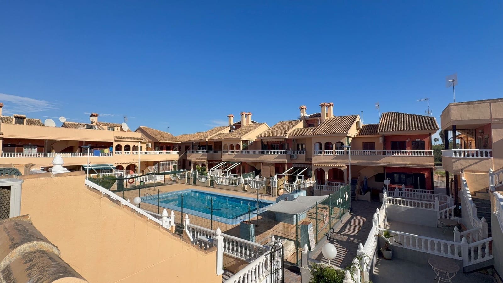 2 Zimmer Doppelhaus zu vermieten in Torrevieja mit Pool Garage - 850 € (Ref: 9543033)