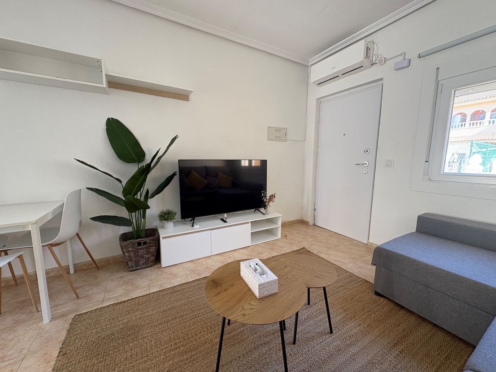 2 Zimmer Doppelhaus zu vermieten in Torrevieja mit Pool Garage - 850 € (Ref: 9543033)