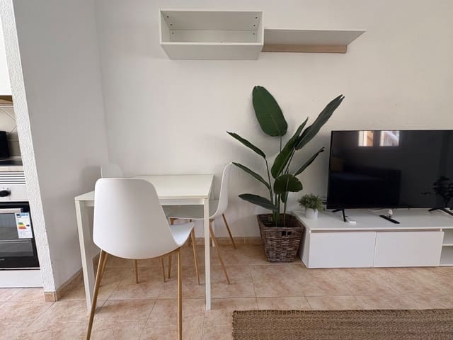 Villa/Maison Semi-Mitoyenne de 2 chambres à louer à Torrevieja avec piscine garage - 850 € (Ref: 9543033)