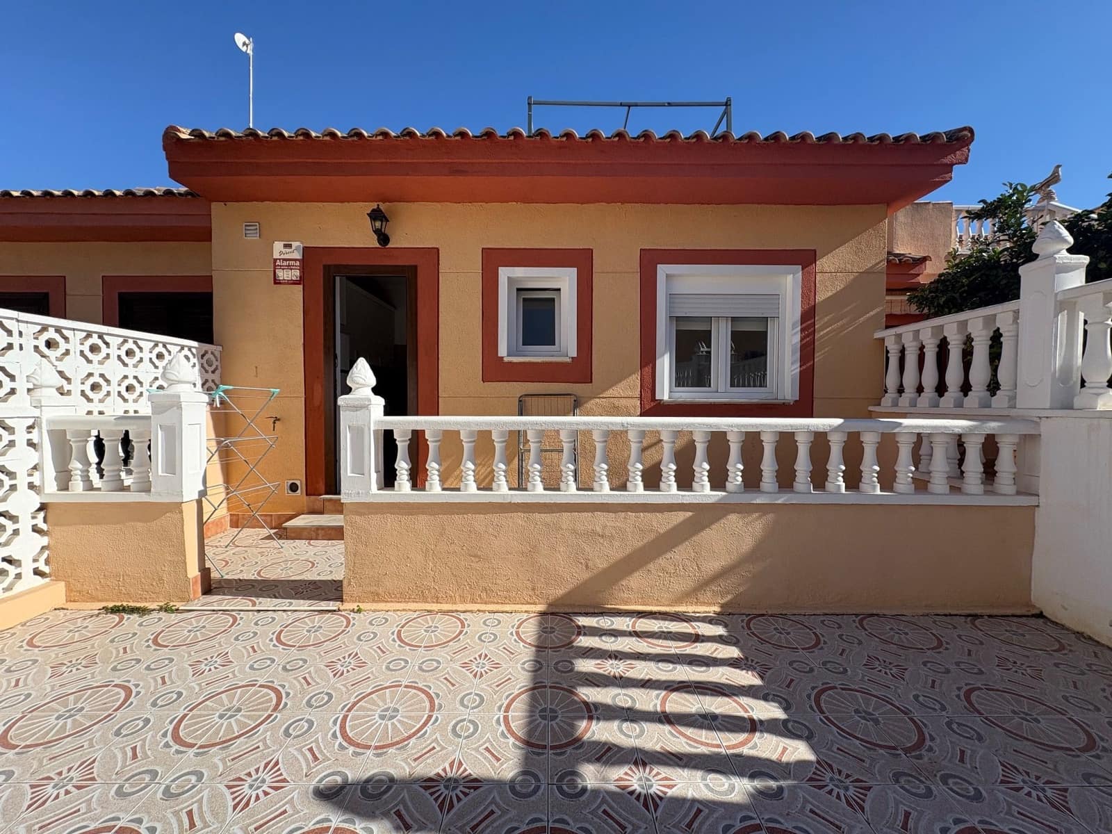 2 Zimmer Doppelhaus zu vermieten in Torrevieja mit Pool Garage - 850 € (Ref: 9543033)