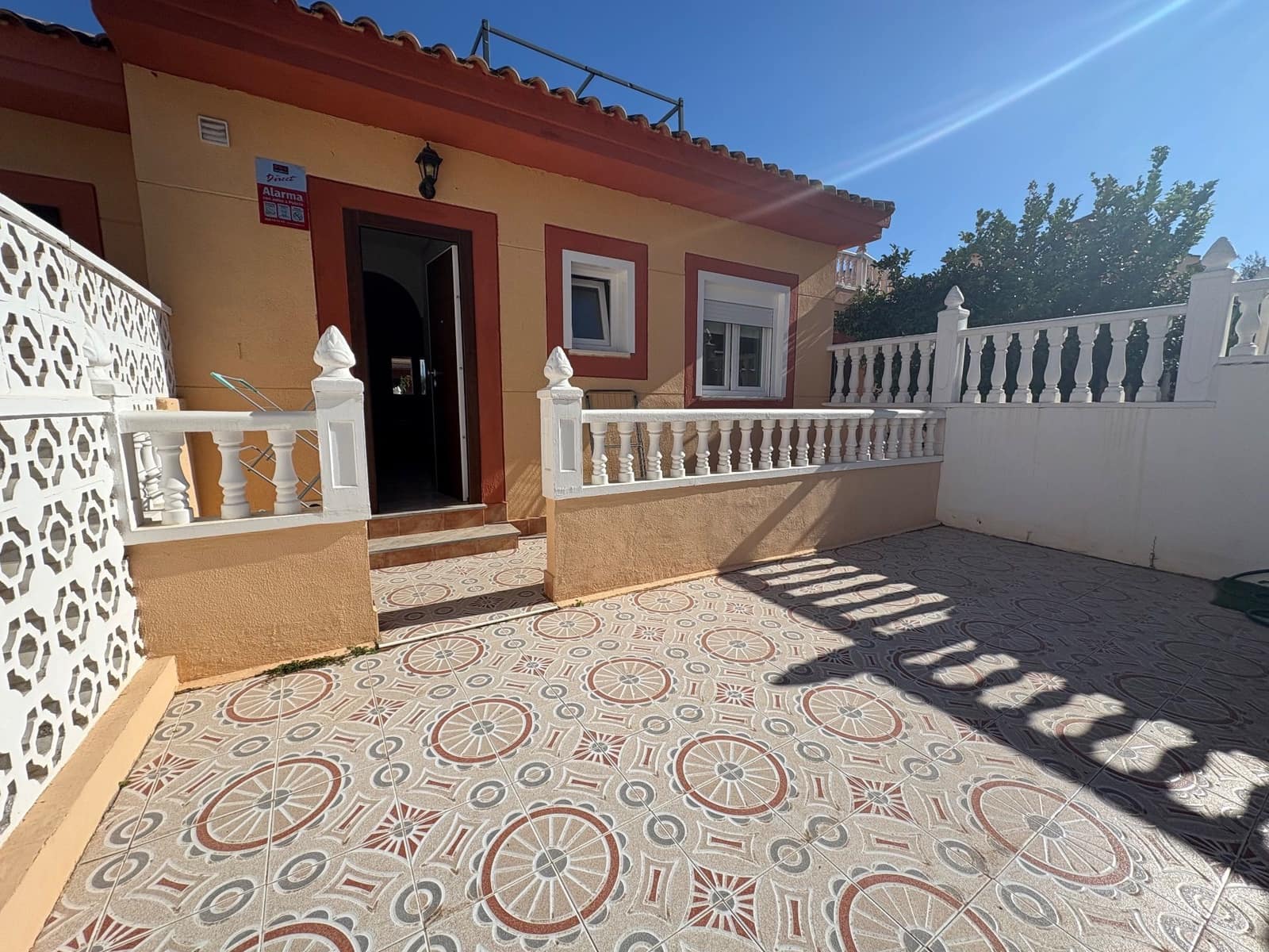 2 Zimmer Doppelhaus zu vermieten in Torrevieja mit Pool Garage - 850 € (Ref: 9543033)