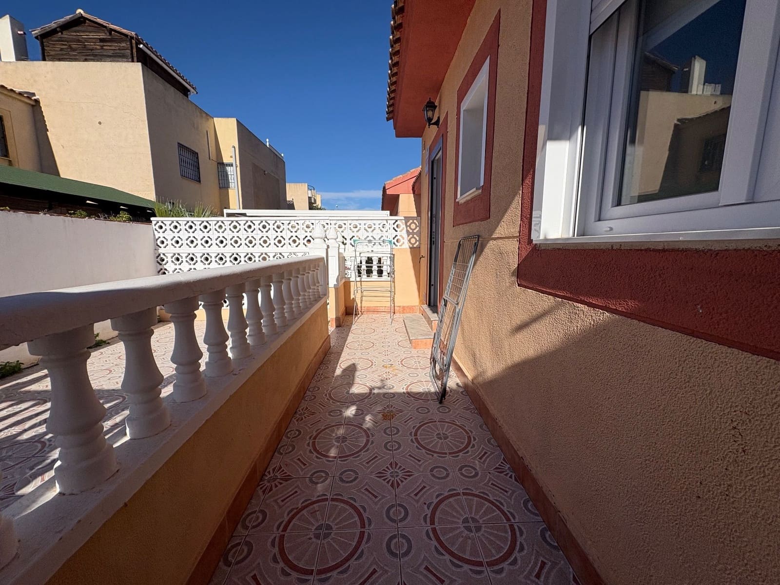 2 Zimmer Doppelhaus zu vermieten in Torrevieja mit Pool Garage - 850 € (Ref: 9543033)