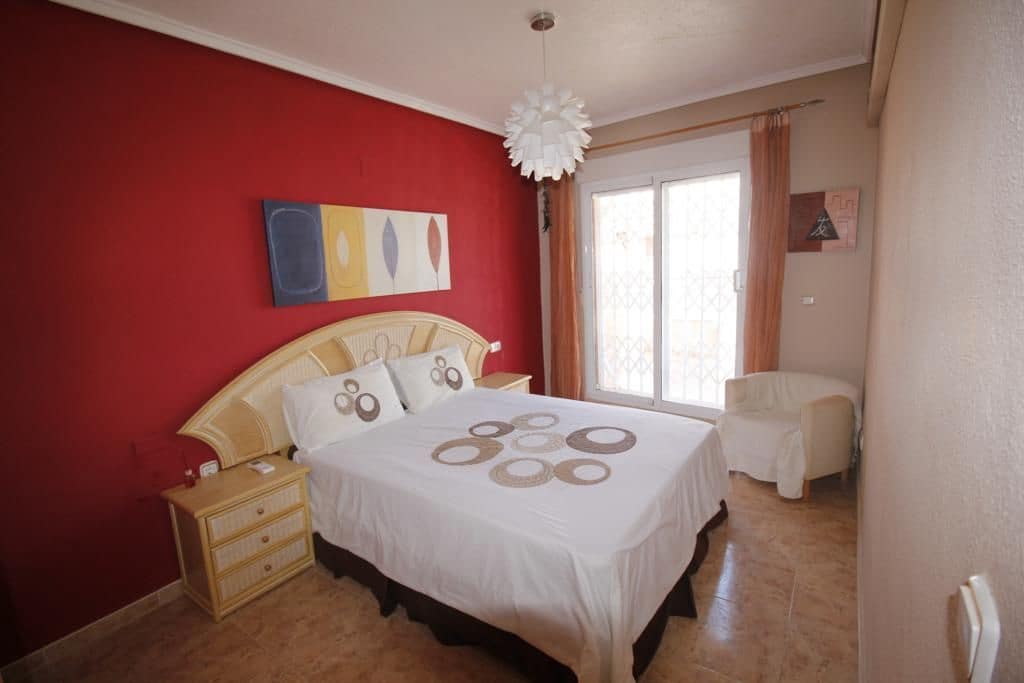 Ático de 3 habitaciones en Torrevieja en alquiler - 875 € (Ref: 9547527)