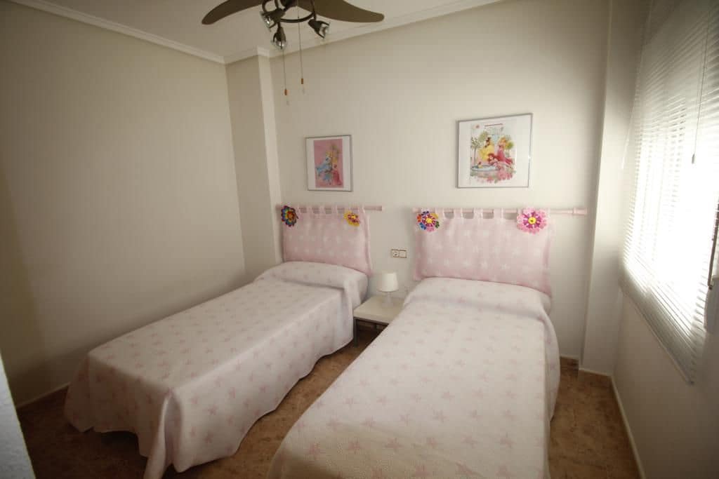 Ático de 3 habitaciones en Torrevieja en alquiler - 875 € (Ref: 9547527)