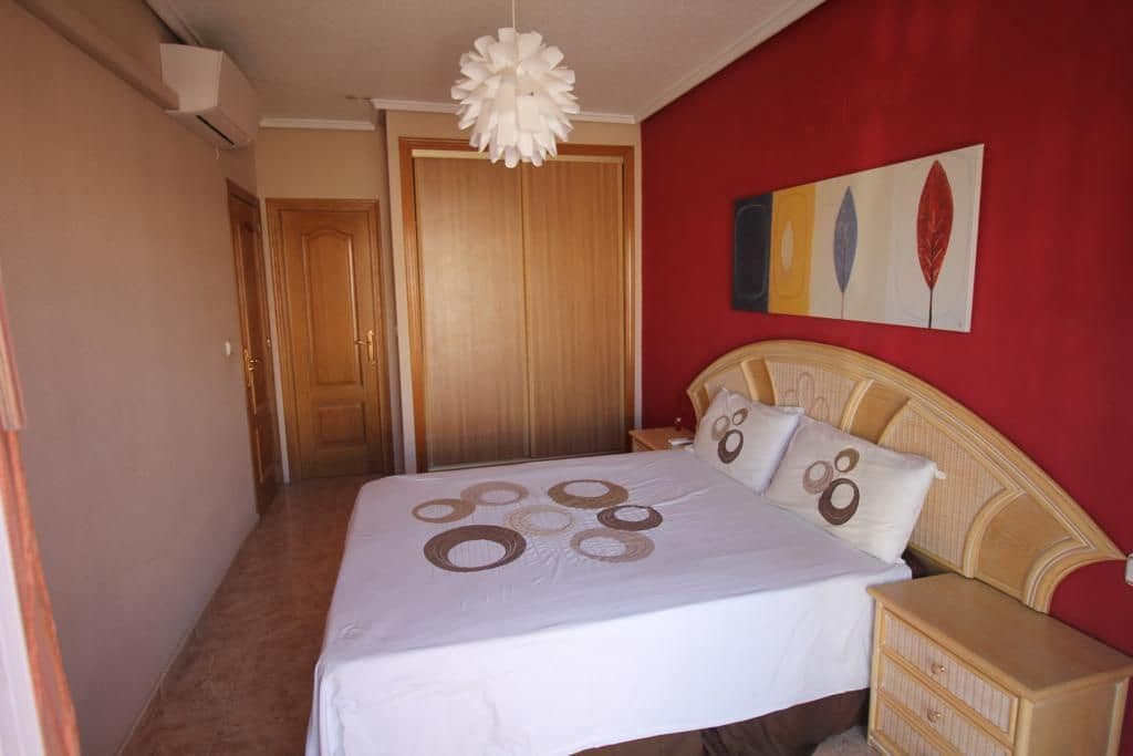 Ático de 3 habitaciones en Torrevieja en alquiler - 875 € (Ref: 9547527)