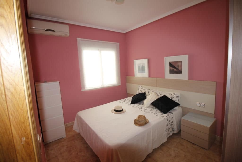 Ático de 3 habitaciones en Torrevieja en alquiler - 875 € (Ref: 9547527)