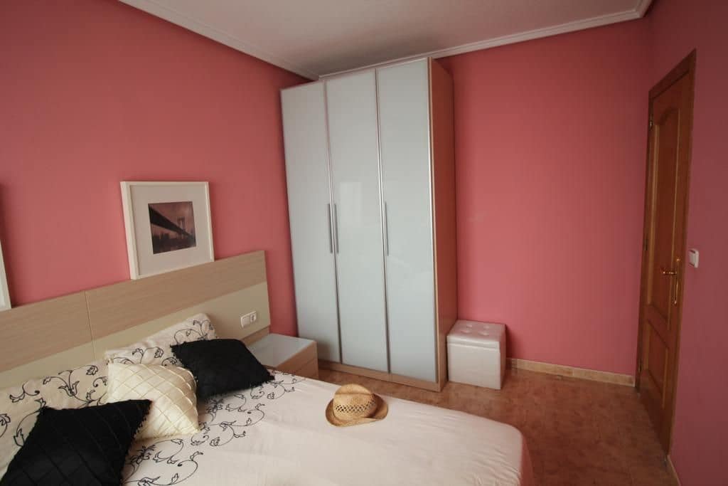 Ático de 3 habitaciones en Torrevieja en alquiler - 875 € (Ref: 9547527)