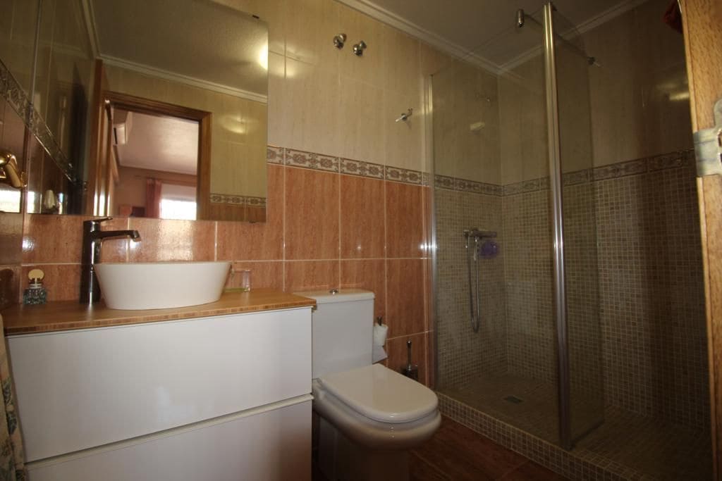 Ático de 3 habitaciones en Torrevieja en alquiler - 875 € (Ref: 9547527)