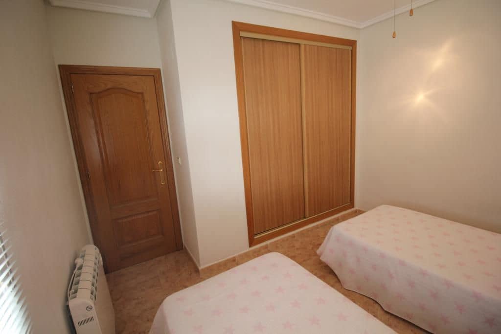 Ático de 3 habitaciones en Torrevieja en alquiler - 875 € (Ref: 9547527)