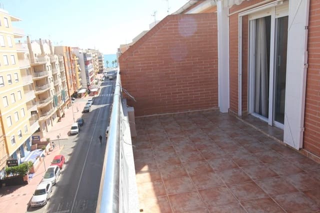 Ático de 3 habitaciones en Torrevieja en alquiler - 875 € (Ref: 9547527)