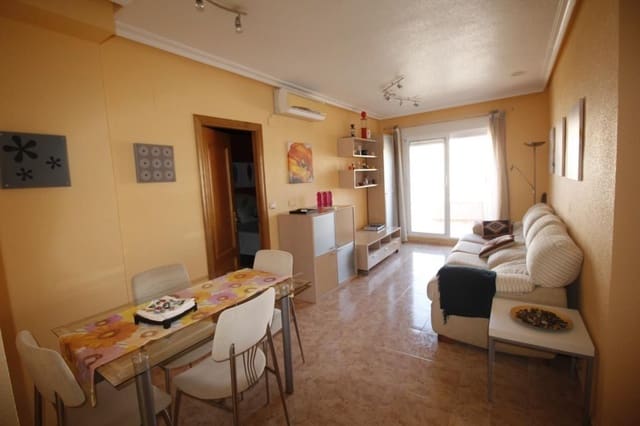 Ático de 3 habitaciones en Torrevieja en alquiler - 875 € (Ref: 9547527)