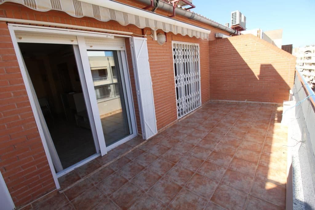 Ático de 3 habitaciones en Torrevieja en alquiler - 875 € (Ref: 9547527)
