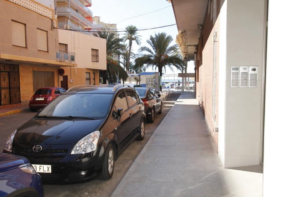 Ático de 3 habitaciones en Torrevieja en alquiler - 875 € (Ref: 9547527)