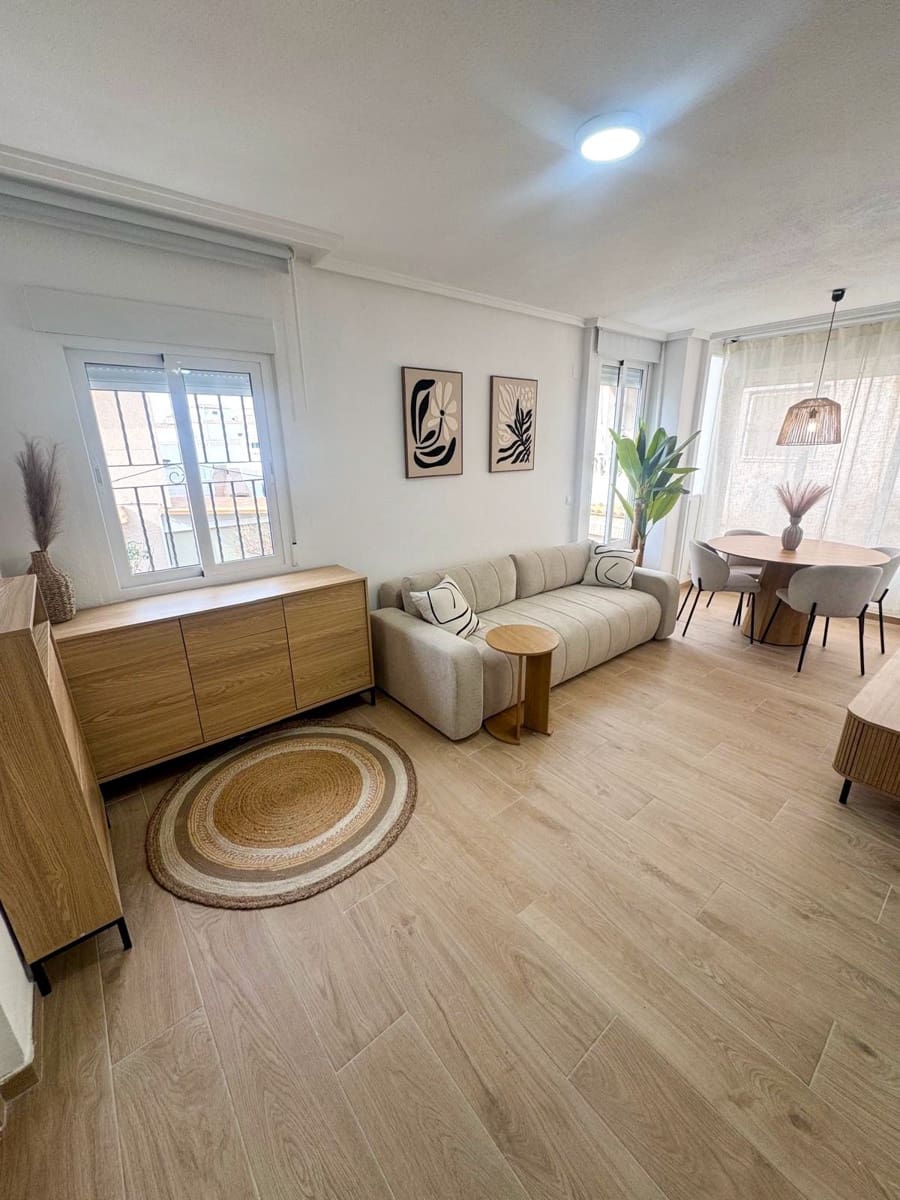 2 makuuhuone Asunto vuokrattavana paikassa Torrevieja mukana uima-altaan - 850 € (Ref: 9568005)