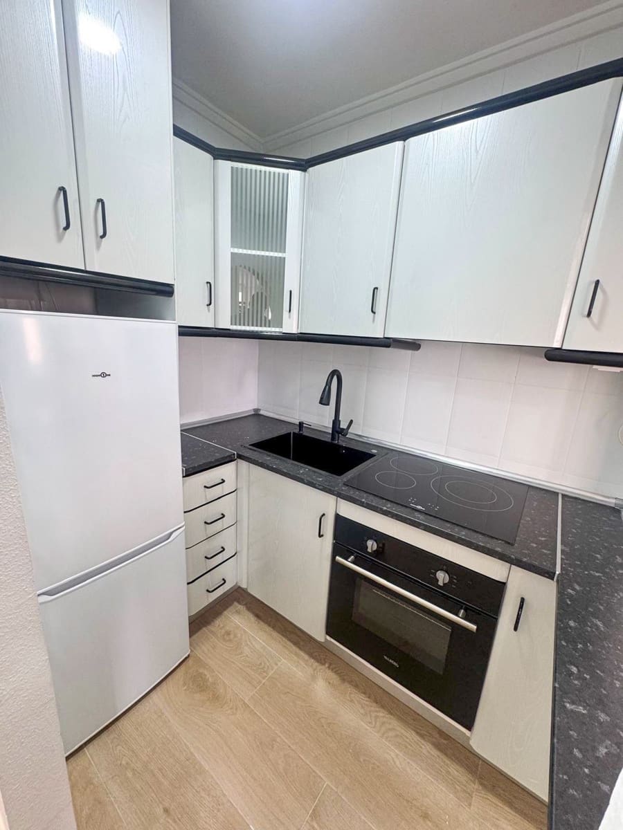2 makuuhuone Asunto vuokrattavana paikassa Torrevieja mukana uima-altaan - 850 € (Ref: 9568005)