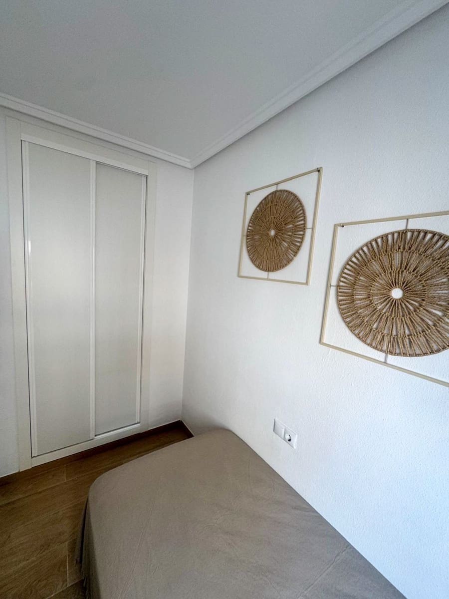 2 makuuhuone Asunto vuokrattavana paikassa Torrevieja mukana uima-altaan - 850 € (Ref: 9568005)