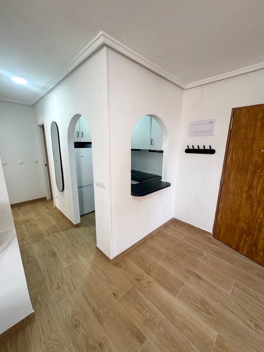 2 makuuhuone Asunto vuokrattavana paikassa Torrevieja mukana uima-altaan - 850 € (Ref: 9568005)