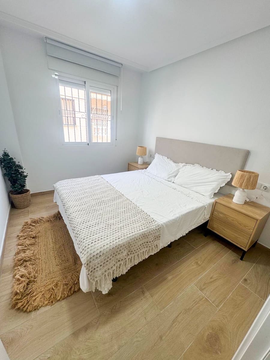 2 makuuhuone Asunto vuokrattavana paikassa Torrevieja mukana uima-altaan - 850 € (Ref: 9568005)