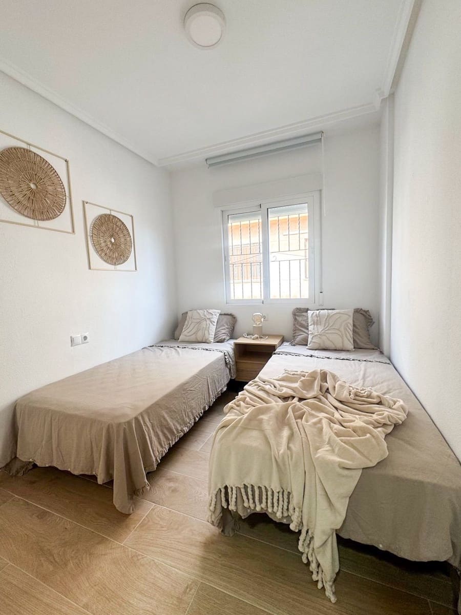 2 makuuhuone Asunto vuokrattavana paikassa Torrevieja mukana uima-altaan - 850 € (Ref: 9568005)