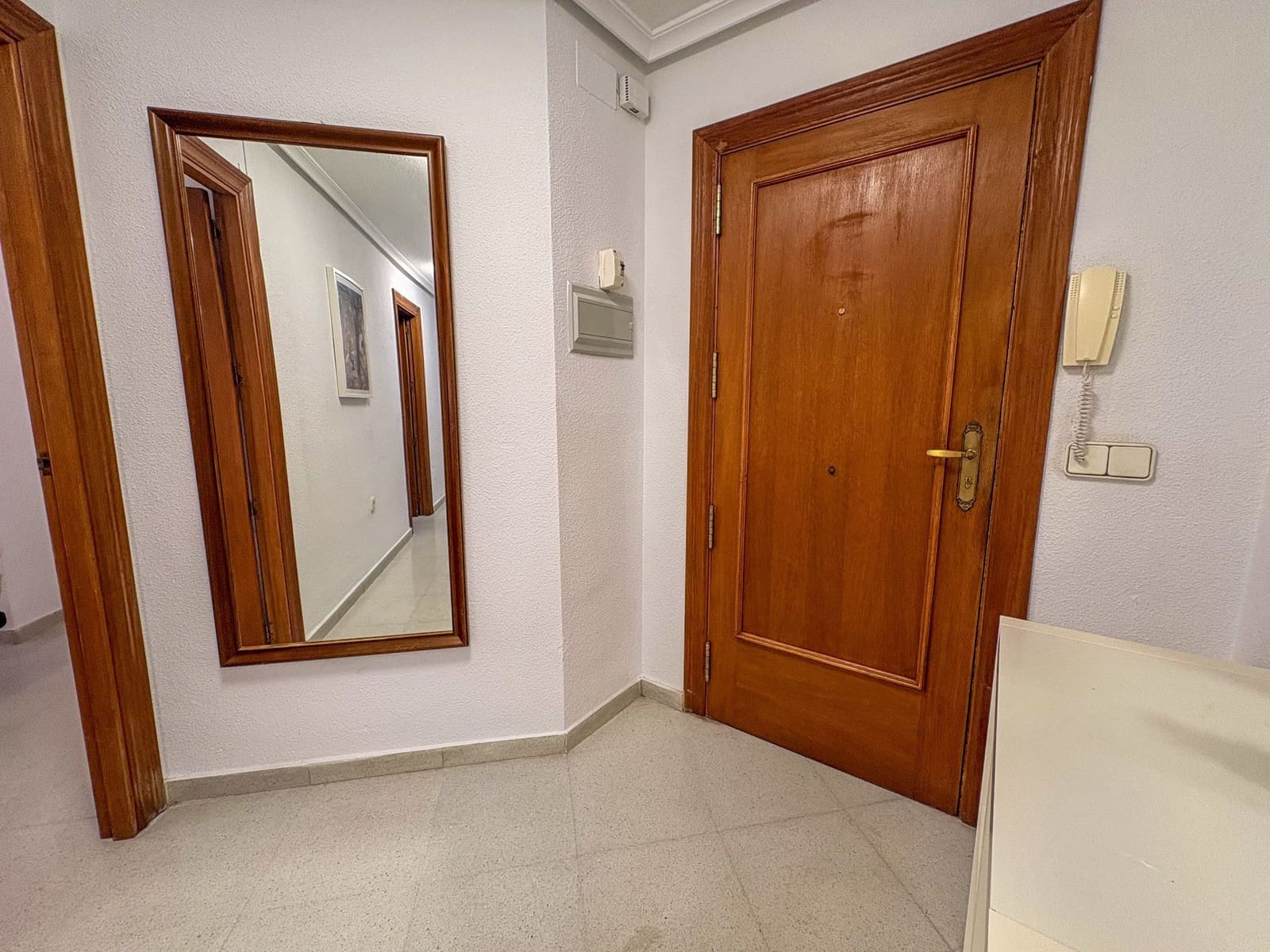 Piso de 4 habitaciones en Torrevieja en alquiler - 1.300 € (Ref: 9573955)