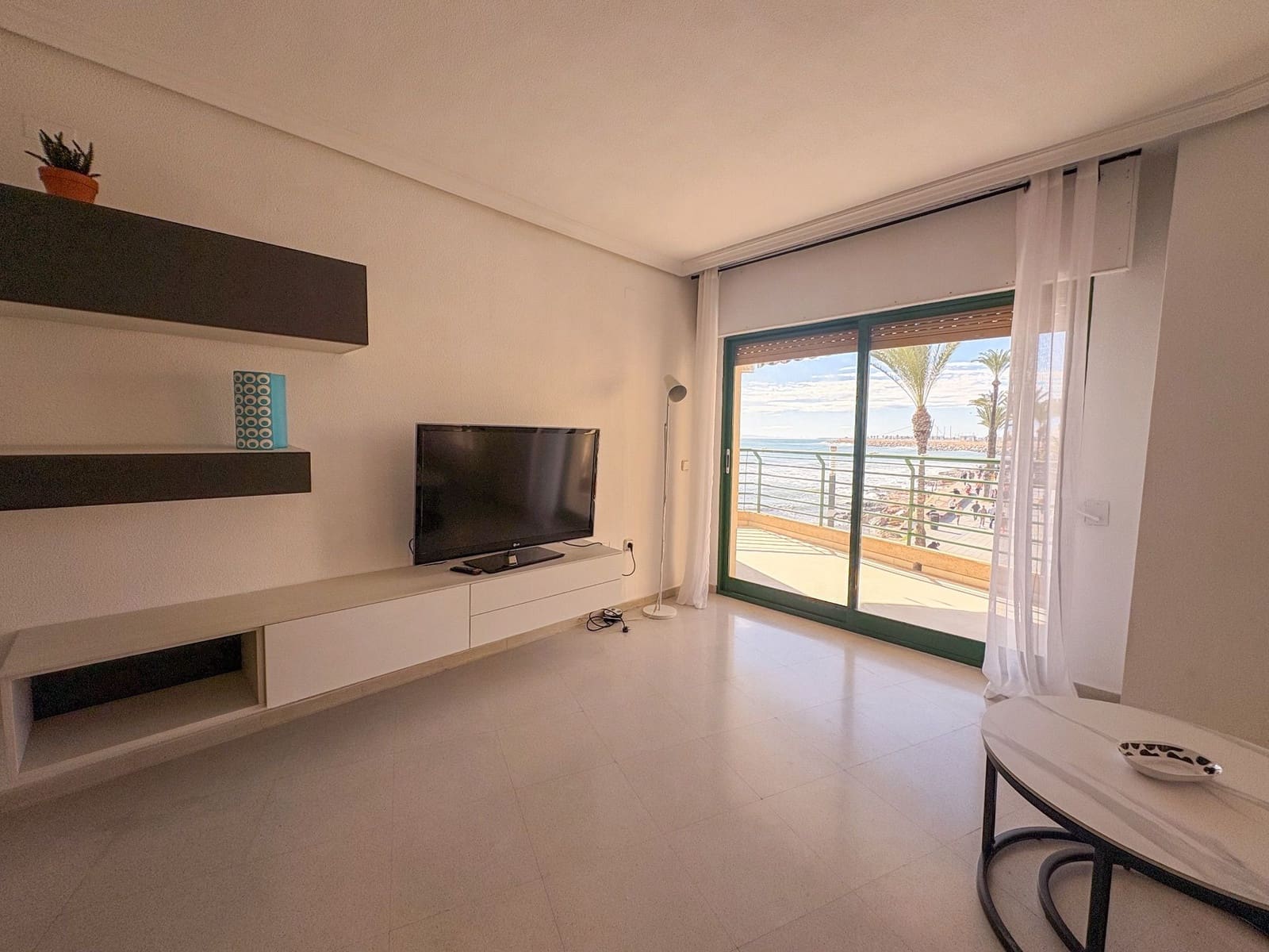 Piso de 4 habitaciones en Torrevieja en alquiler - 1.300 € (Ref: 9573955)