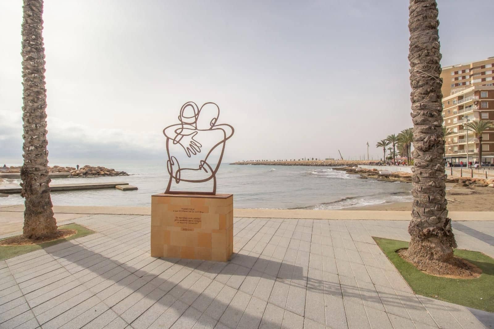 Piso de 4 habitaciones en Torrevieja en alquiler - 1.300 € (Ref: 9573955)