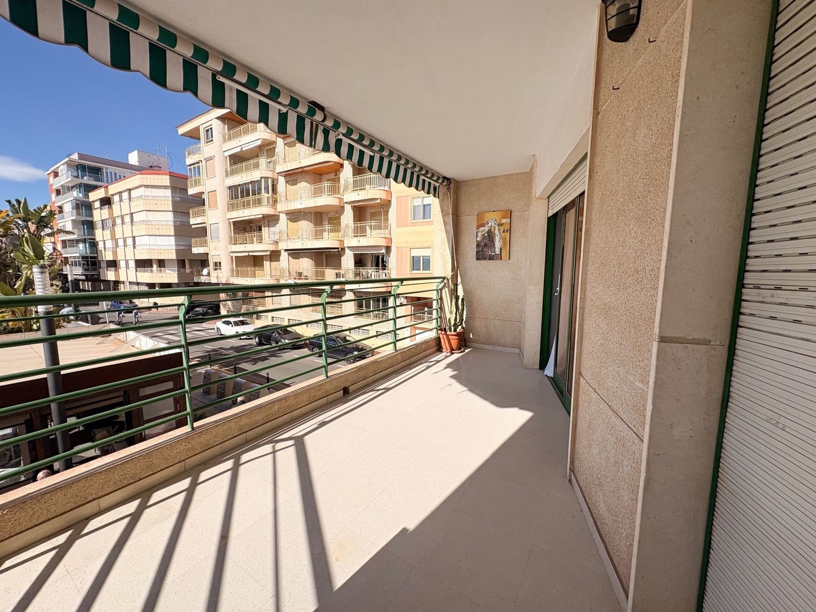 Piso de 4 habitaciones en Torrevieja en alquiler - 1.300 € (Ref: 9573955)