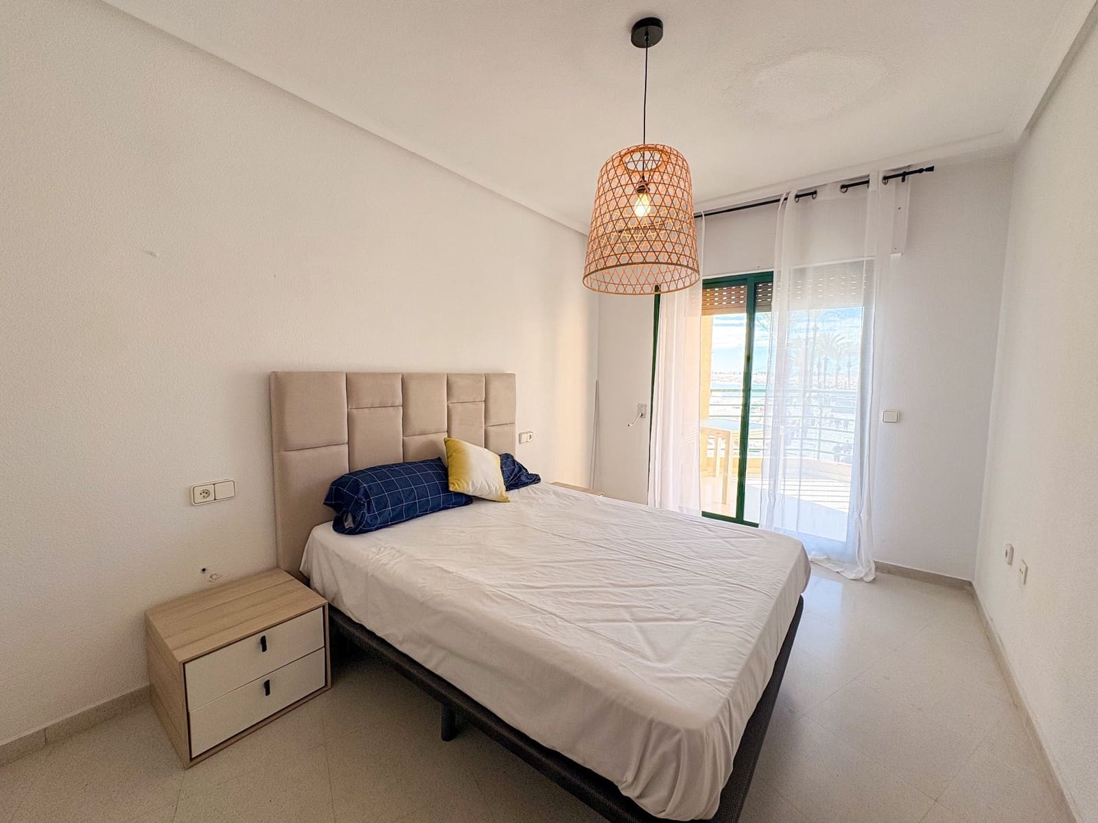 Piso de 4 habitaciones en Torrevieja en alquiler - 1.300 € (Ref: 9573955)