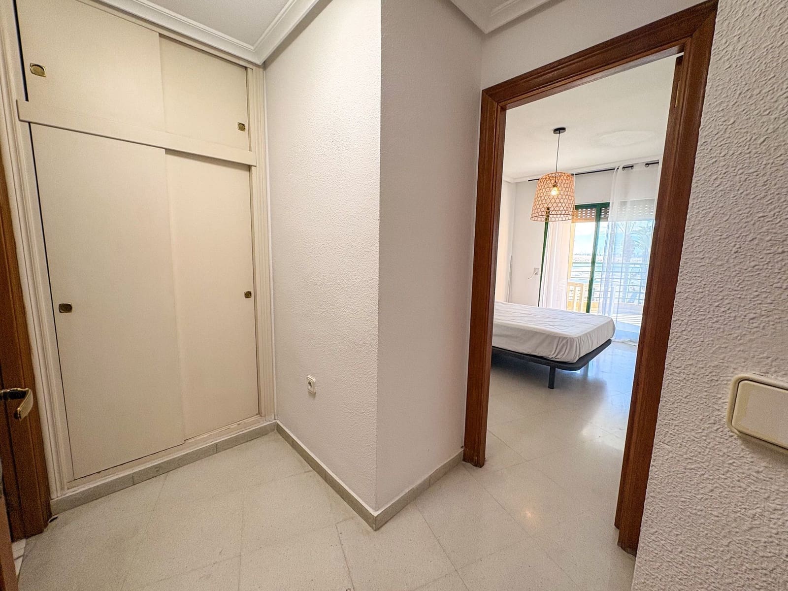 Piso de 4 habitaciones en Torrevieja en alquiler - 1.300 € (Ref: 9573955)