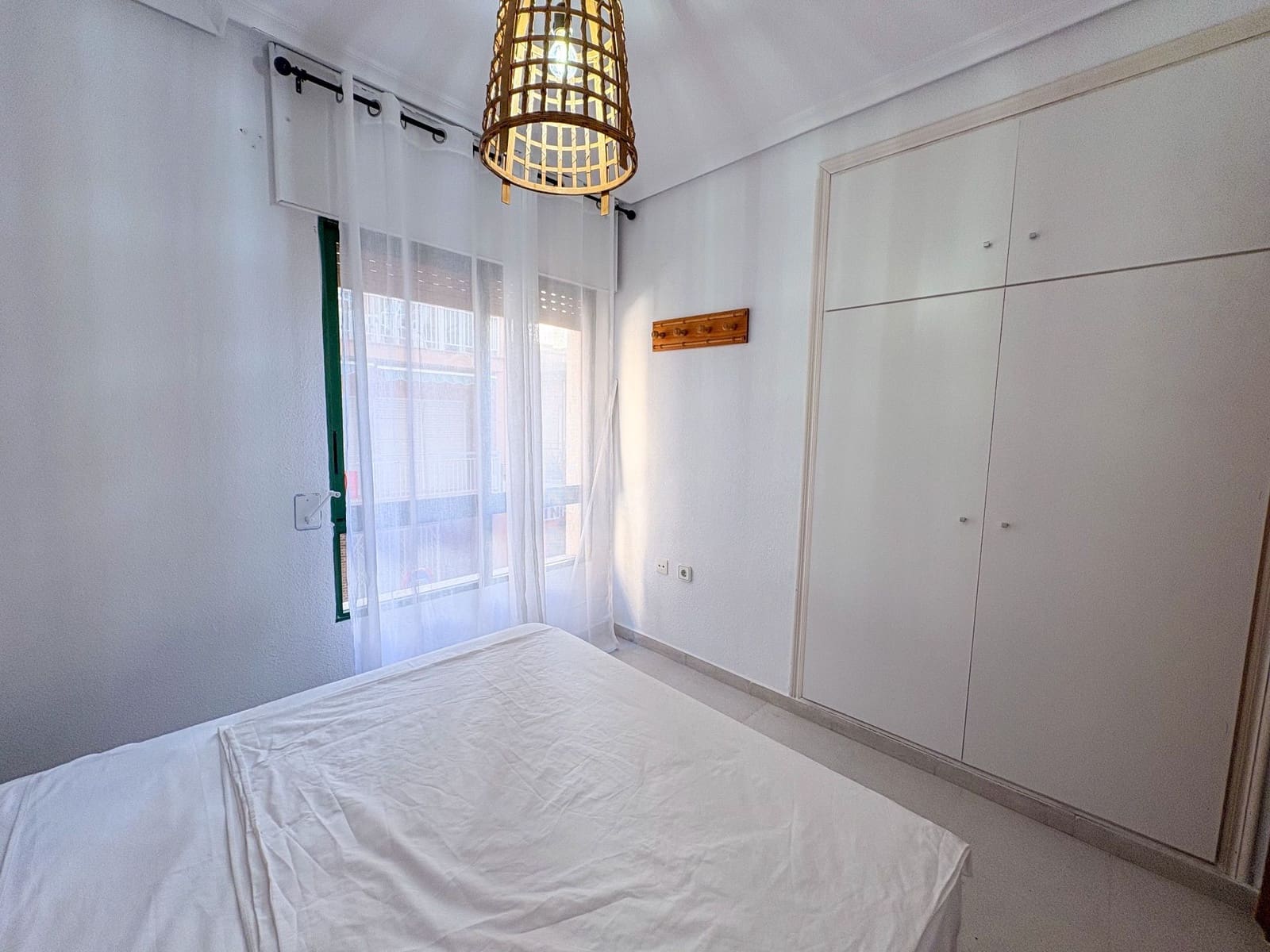 Piso de 4 habitaciones en Torrevieja en alquiler - 1.300 € (Ref: 9573955)